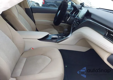 2022 Toyota Camry Le z USA, uszkodzony, nr VIN 4T1C11AK6NU674200